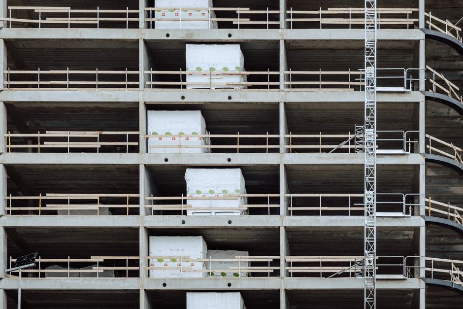 Close-up of a multi-storey building under construction, showcasing steel and concrete structure.